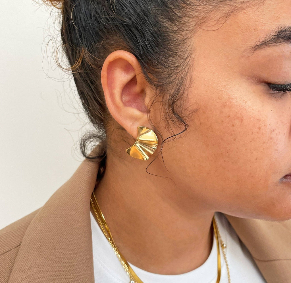 MAI DESIREE - JACQUELINE GOLD WAVY STUD EARRING - Addie Rose Boutique - Austin